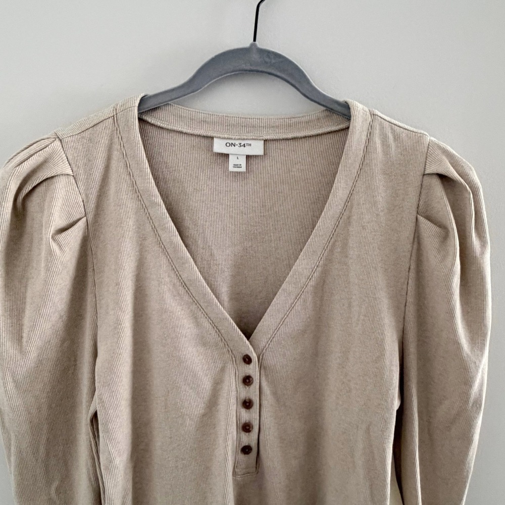 ON-34TH Beige Ribbed Henley Puff Sleeve V-Neck Knit Top Womens Large NWT Neutral